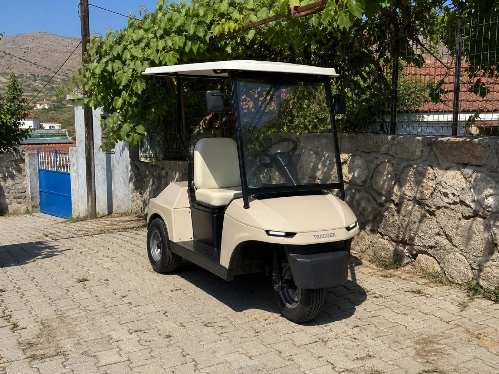TRAGGER T-Car 1 köy evi önünde